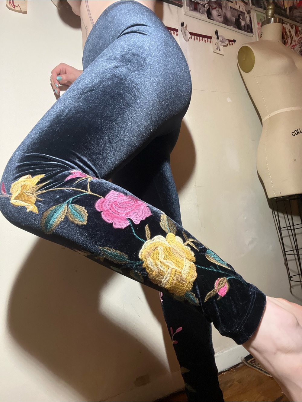 Velvet rose embroidered leggings